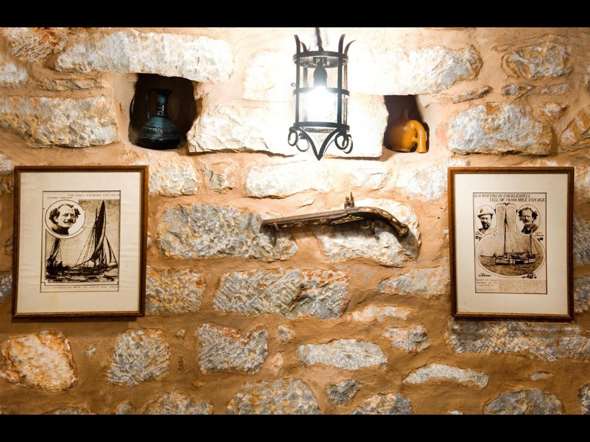 Aparthotel Arapakis Historic Castle Pírgos Dhiroú Exterior foto